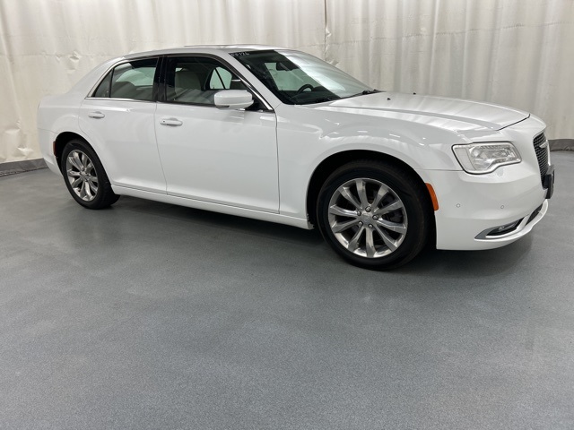 2018 Chrysler 300 Touring's photo