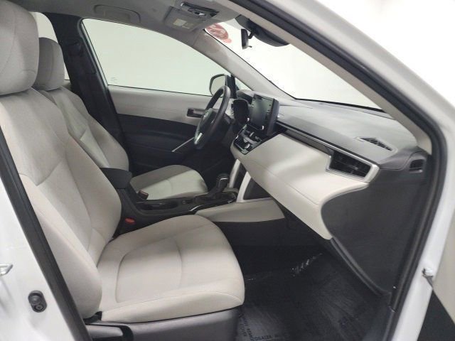 2022 Toyota Corolla Cross LE photo 12