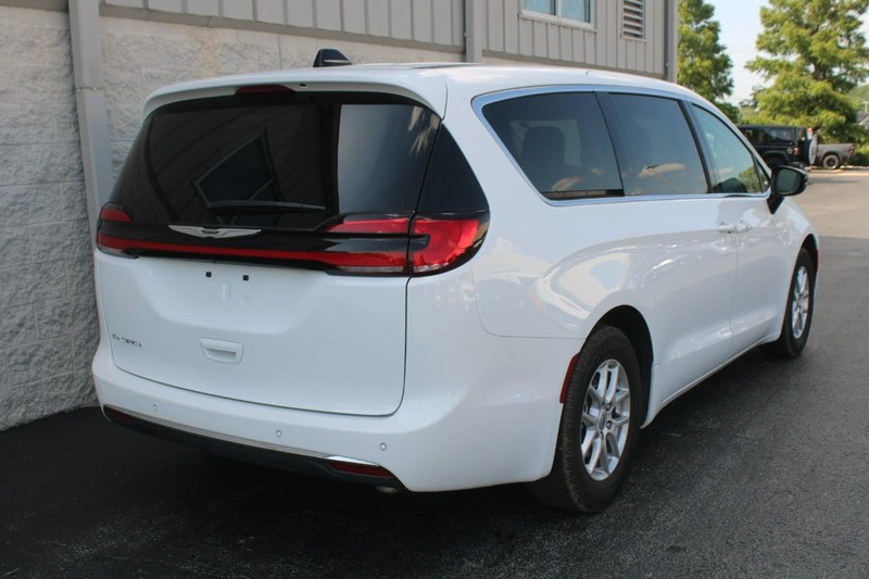 2024 Chrysler Pacifica Touring L photo 3