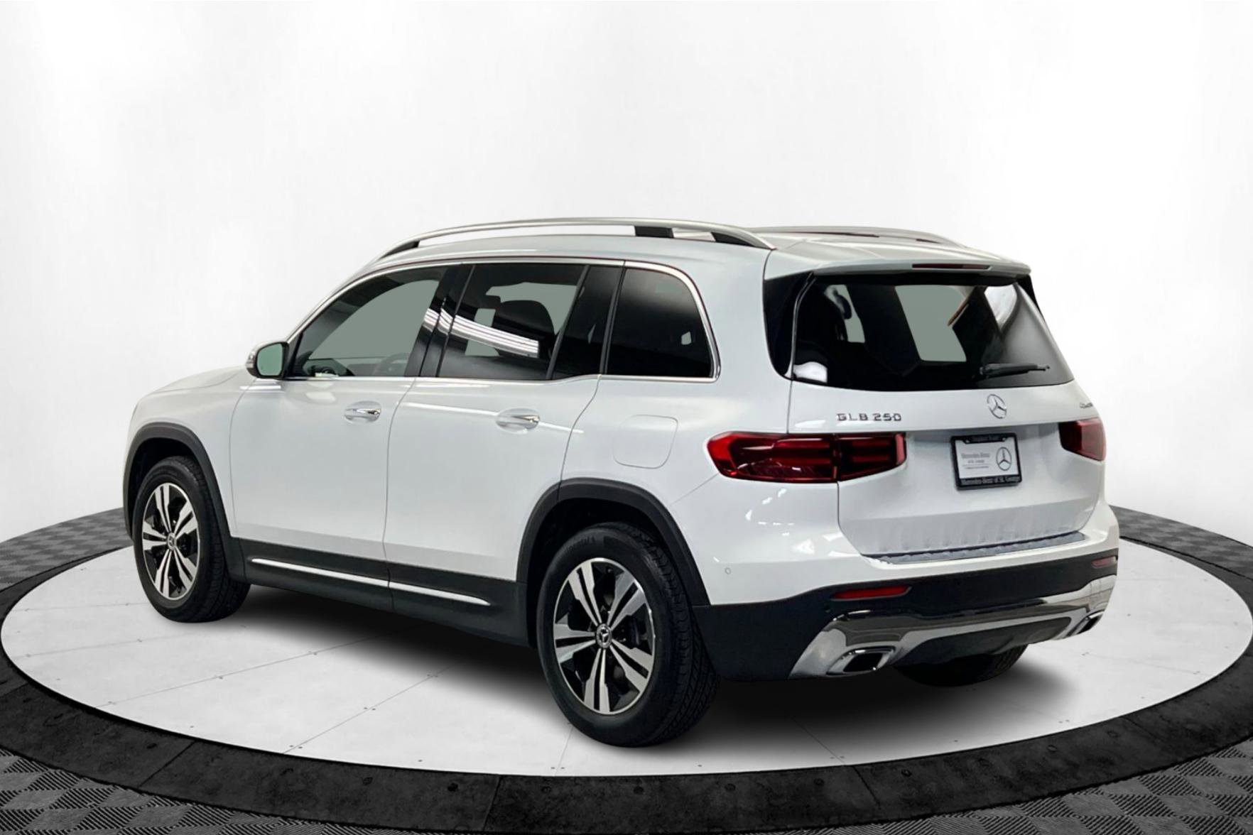 2026 Mercedes Benz GLB 250 4MATIC photo 3