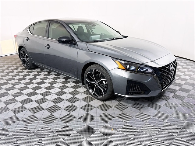 2025 Nissan Altima SR's photo