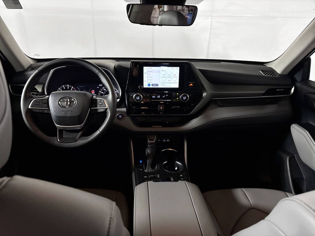 2023 Toyota Highlander L photo 11