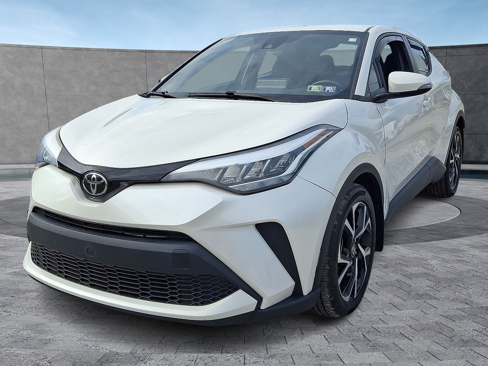 2020 Toyota C-HR XLE photo 4