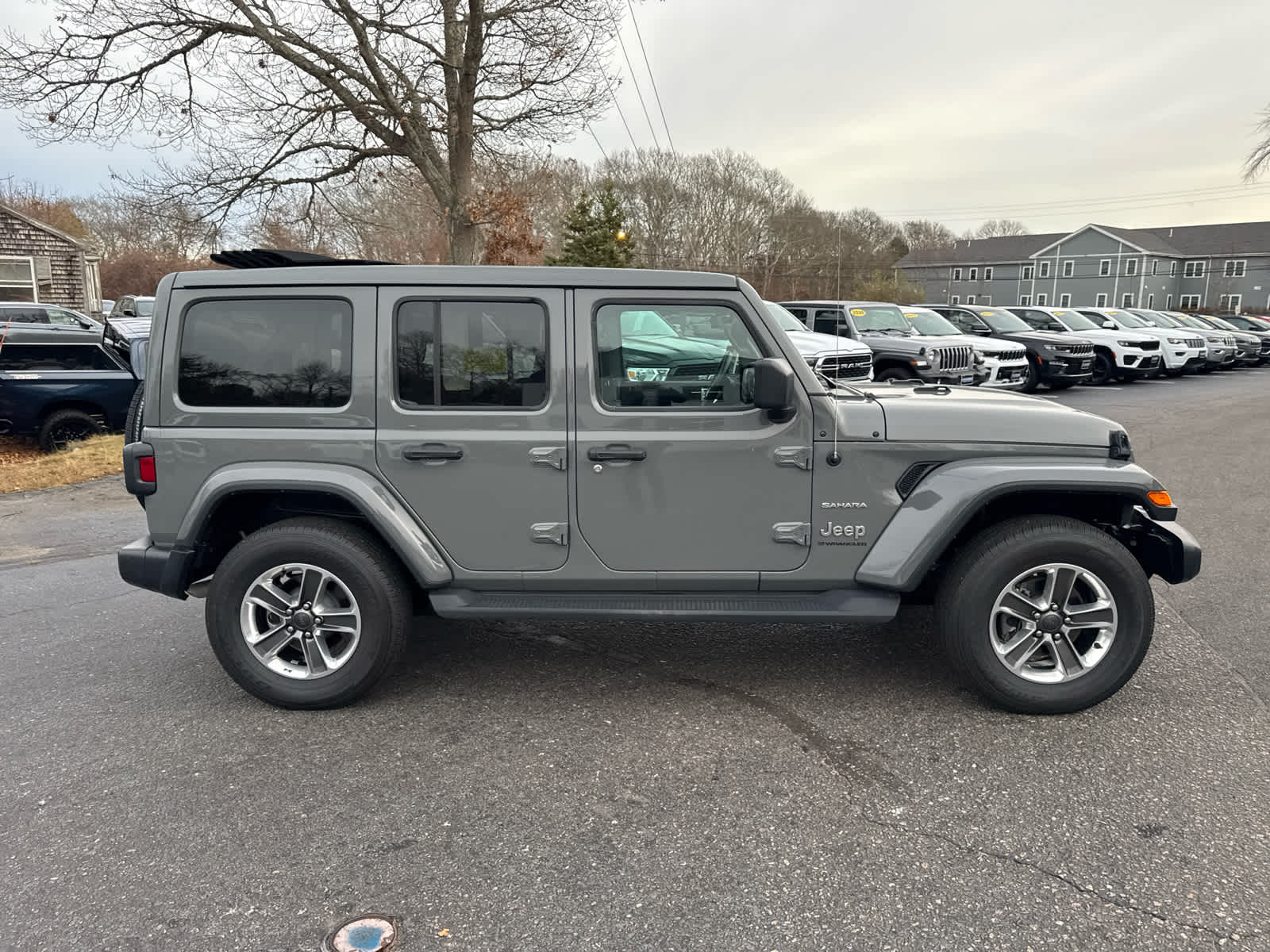 2023 Jeep Wrangler Sahara photo 5