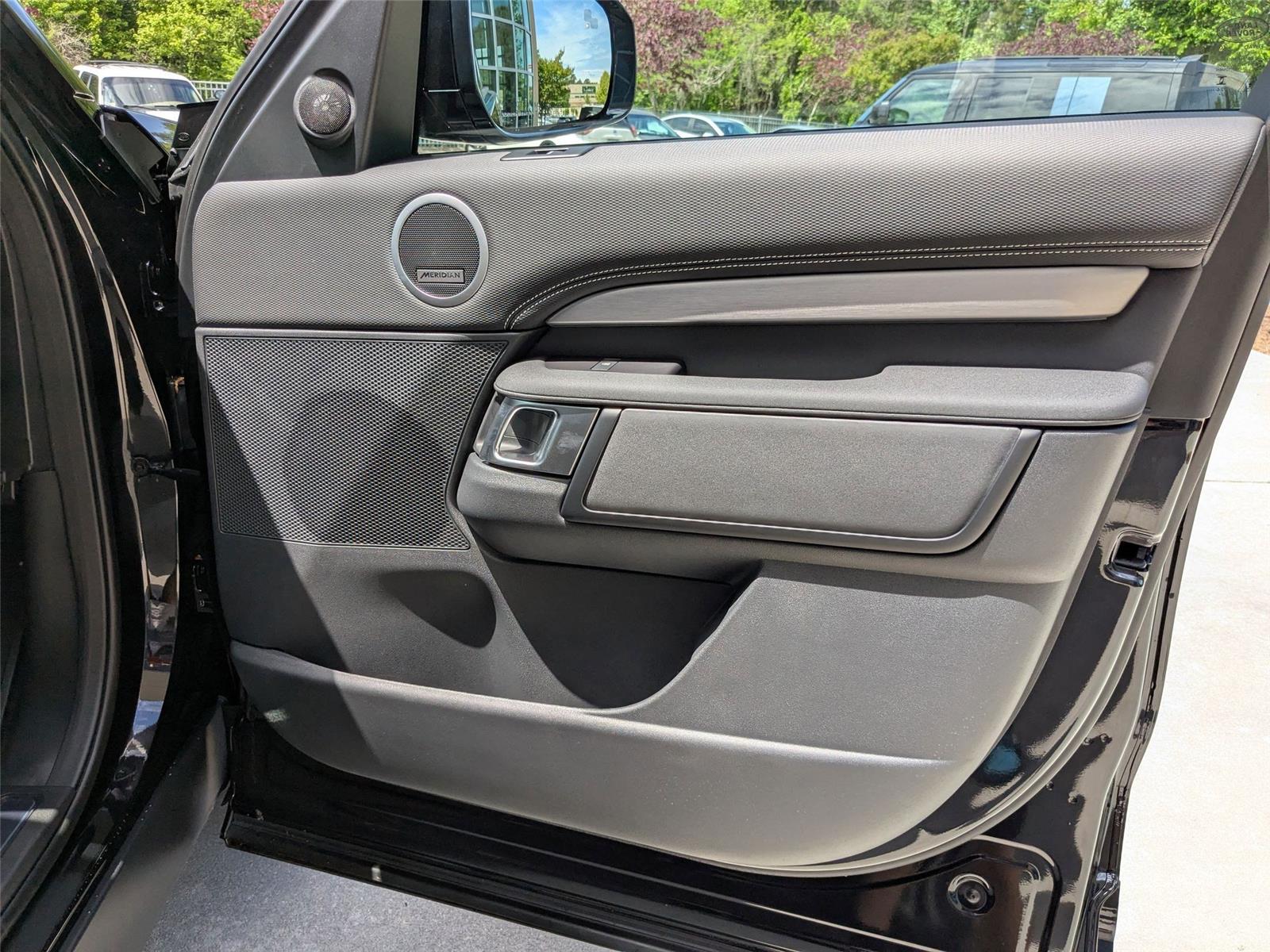 2025 Land Rover Discovery SE photo 28