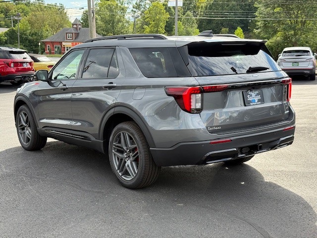 2025 Ford Explorer ST-Line photo 6