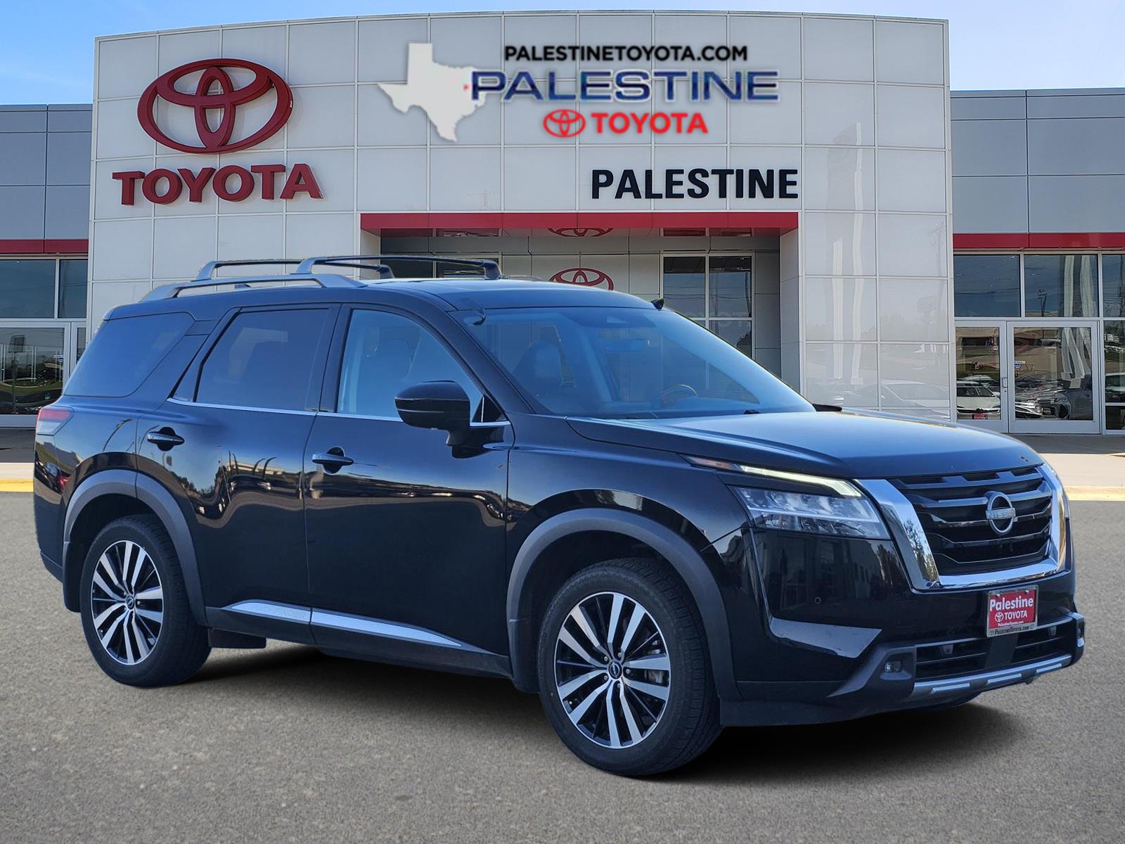 2024 Nissan Pathfinder Platinum's photo
