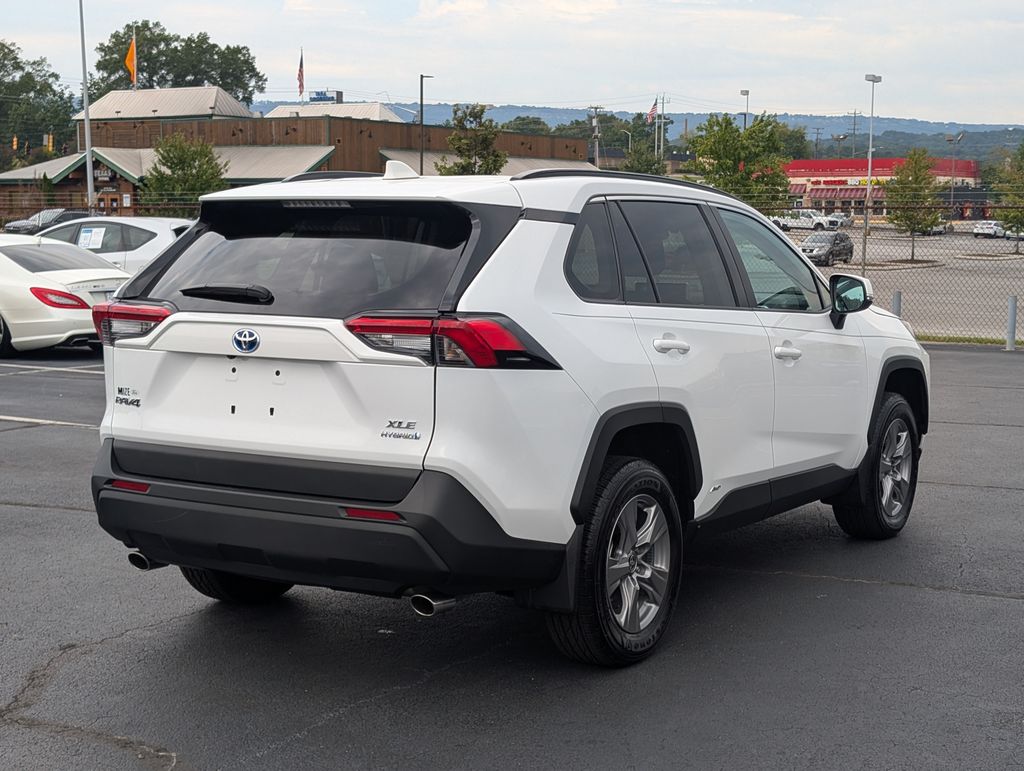 2024 Toyota RAV4 Hybrid XLE photo 3