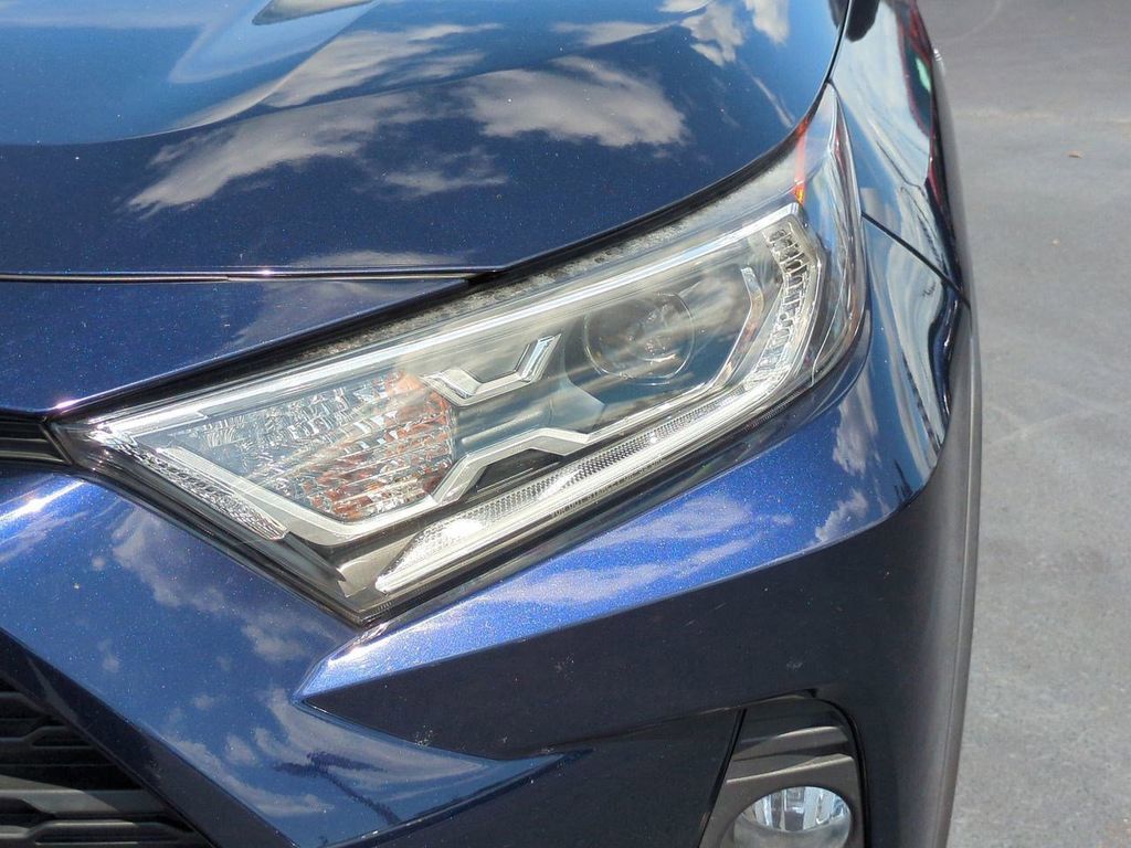 2021 Toyota RAV4 Hybrid XLE photo 17