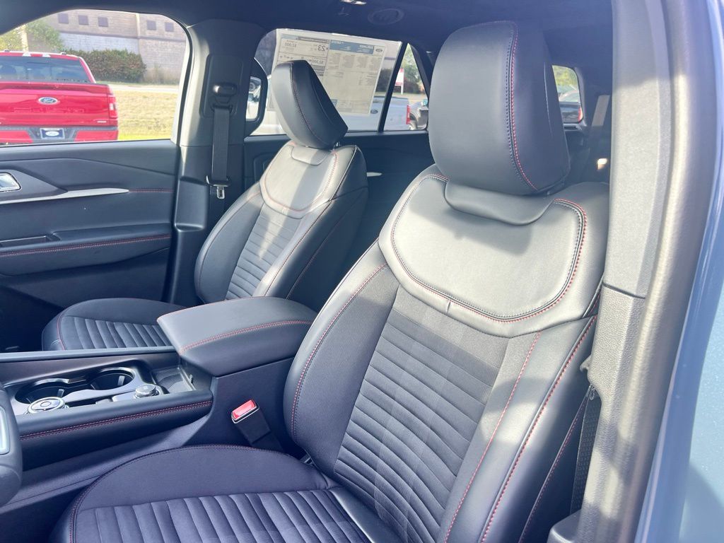 2025 Ford Explorer ST-Line photo 2