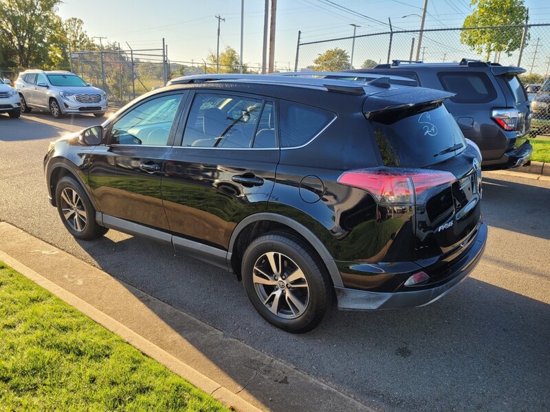 2017 Toyota RAV4 XLE photo 3