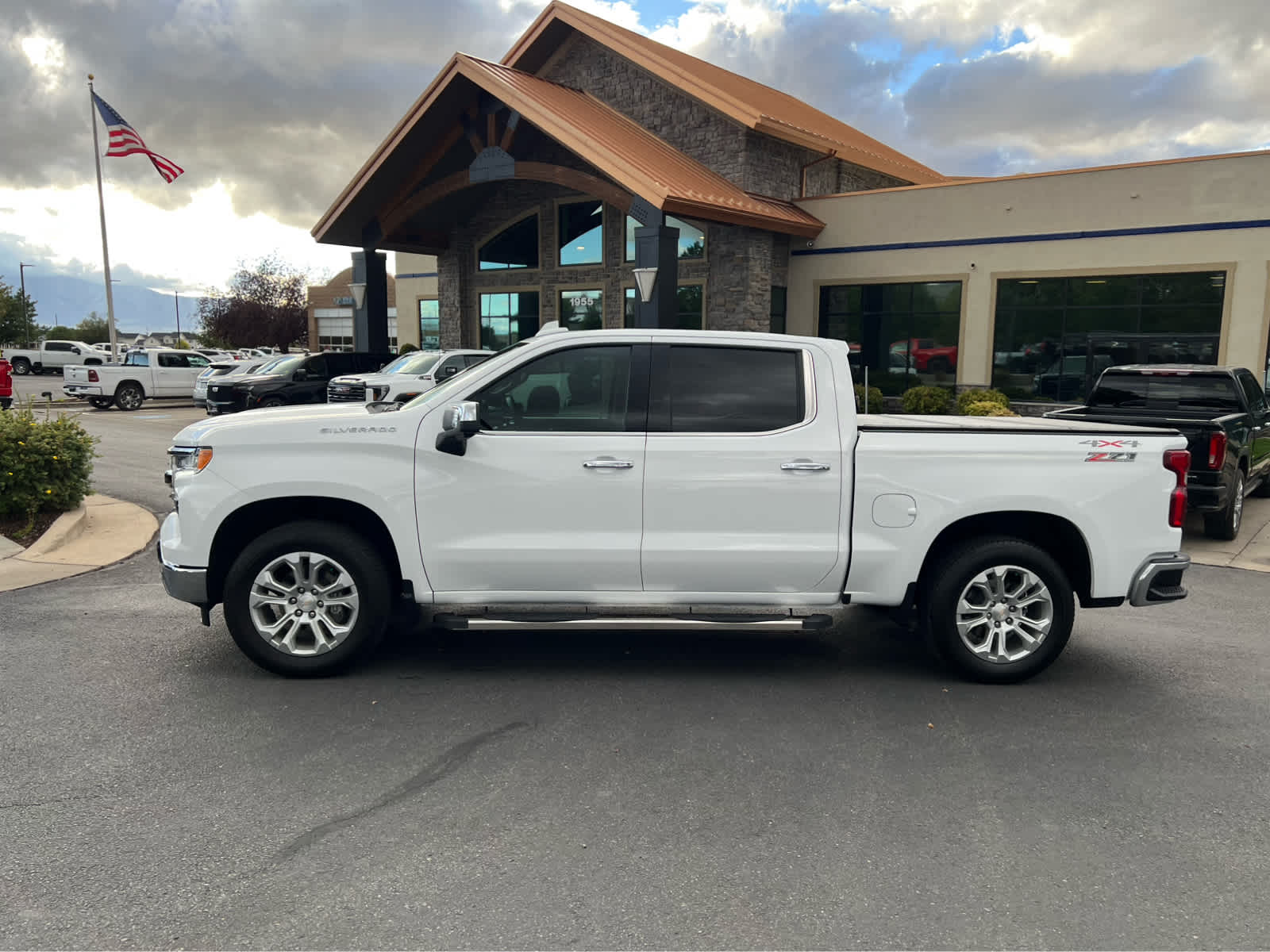 2024 Chevrolet Silverado 1500 photo 2