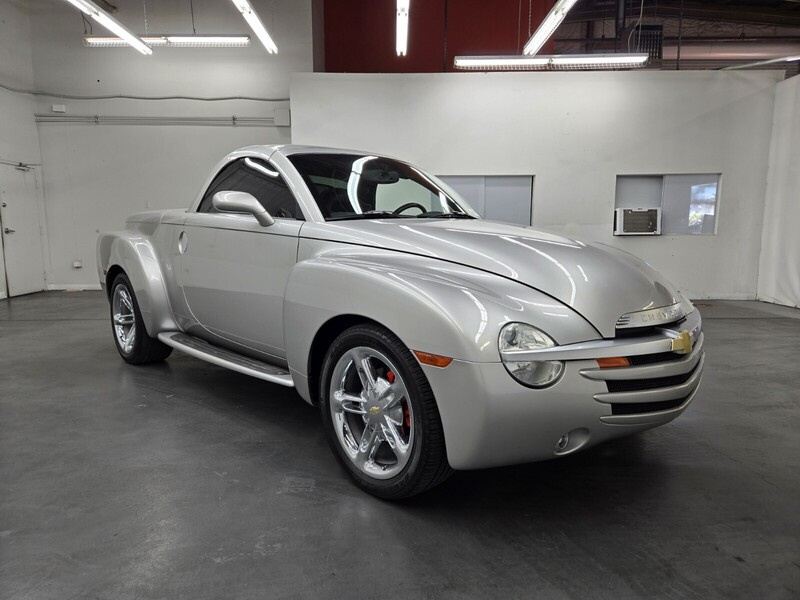 2005 Chevrolet SSR Base photo 3