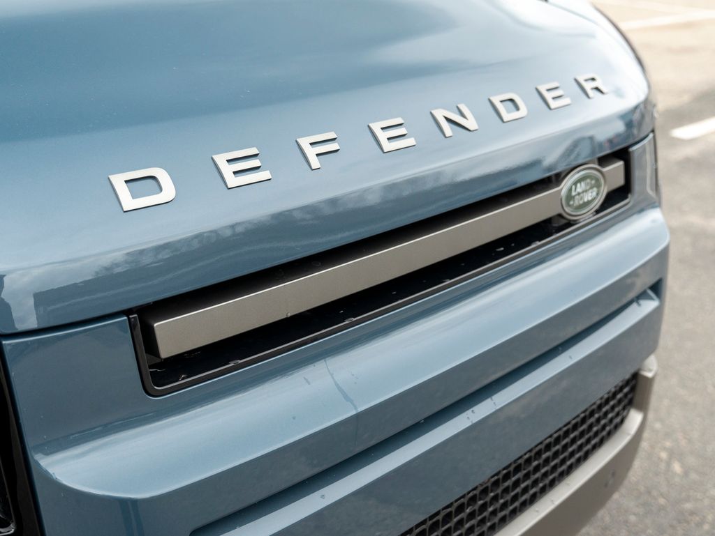2025 Land Rover Defender 110 X-Dynamic SE photo 15
