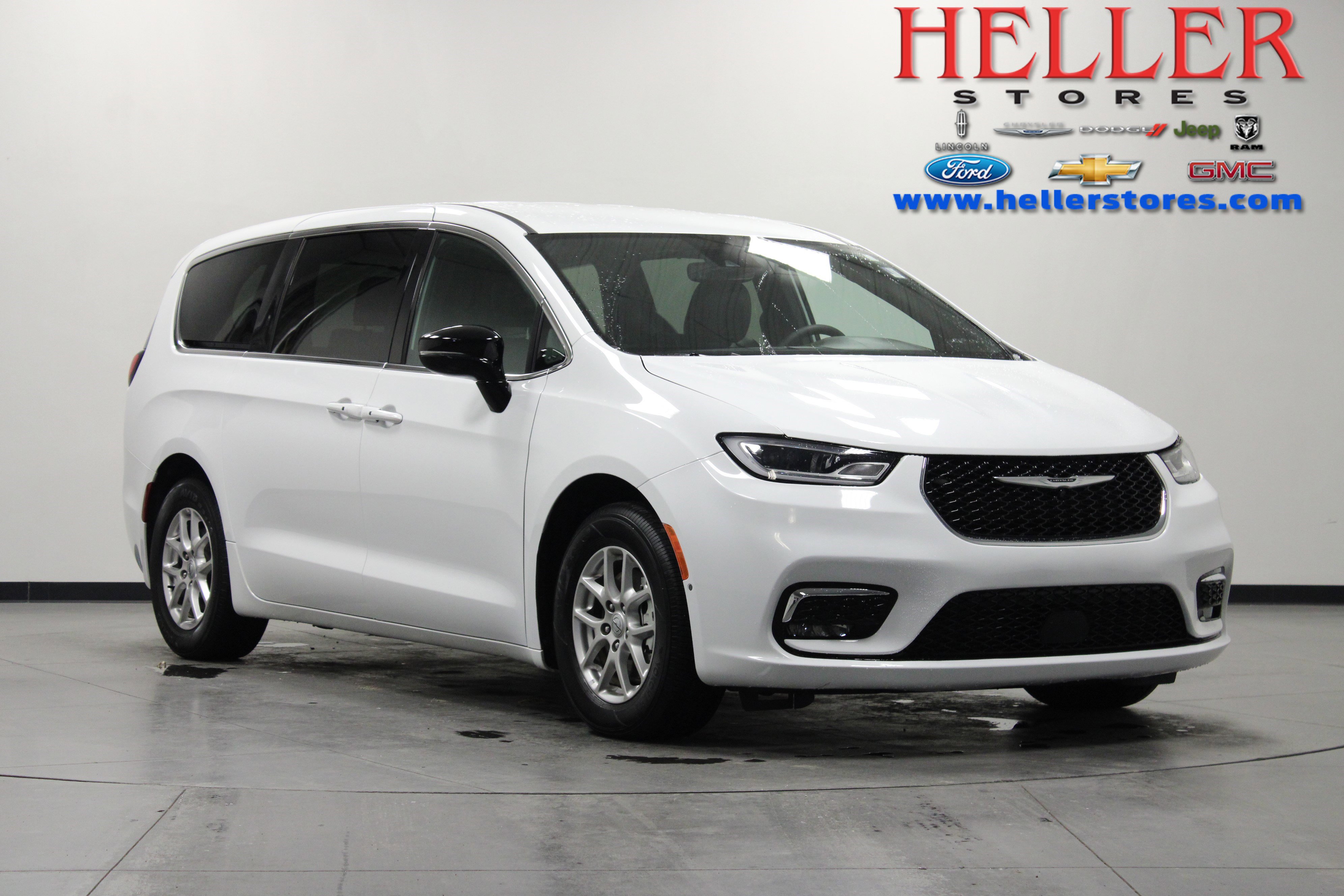 2025 Chrysler Pacifica Select's photo