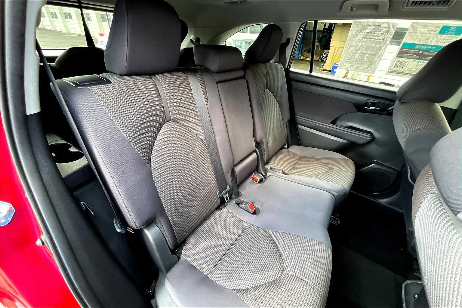 2024 Toyota Highlander LE photo 20