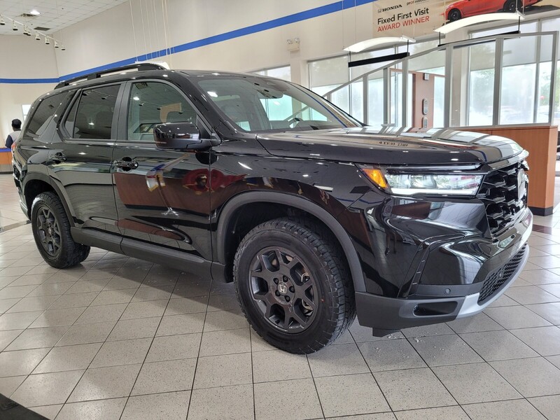 2025 Honda Pilot TrailSport photo 2