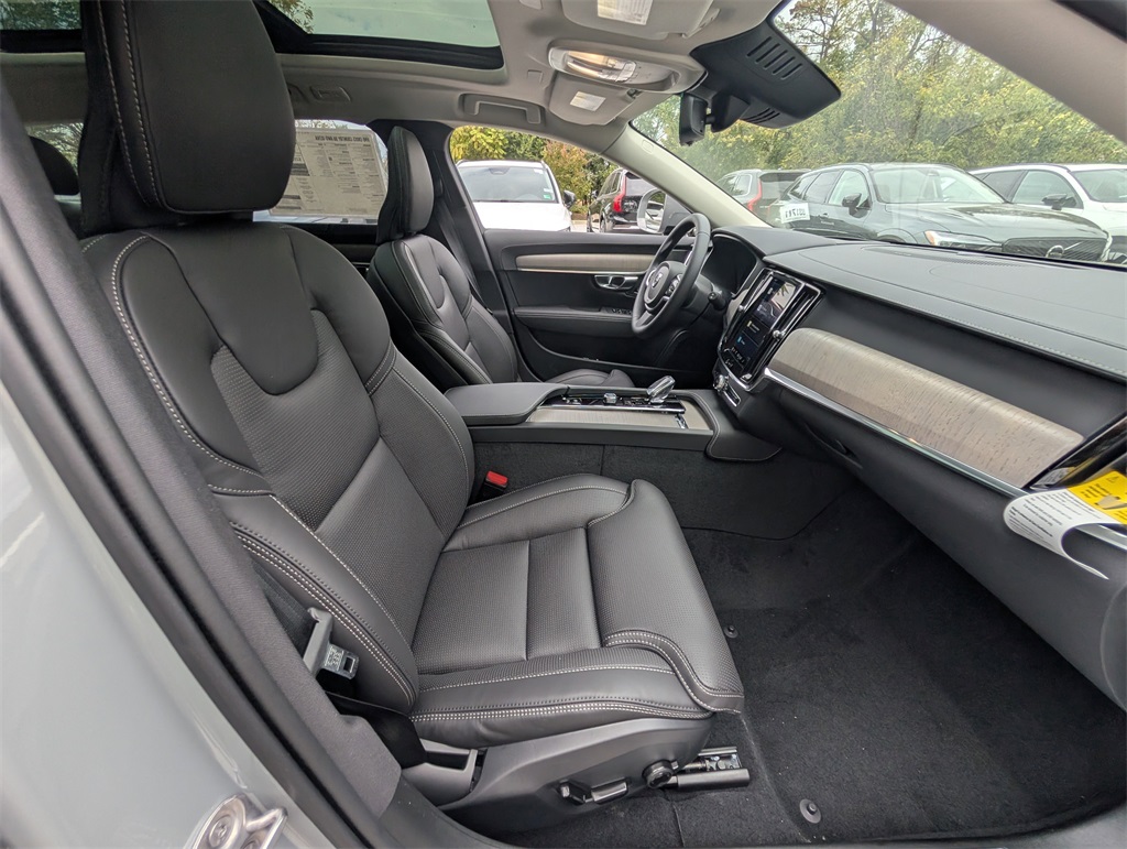 2025 Volvo V90 Cross Country B6 AWD photo 3
