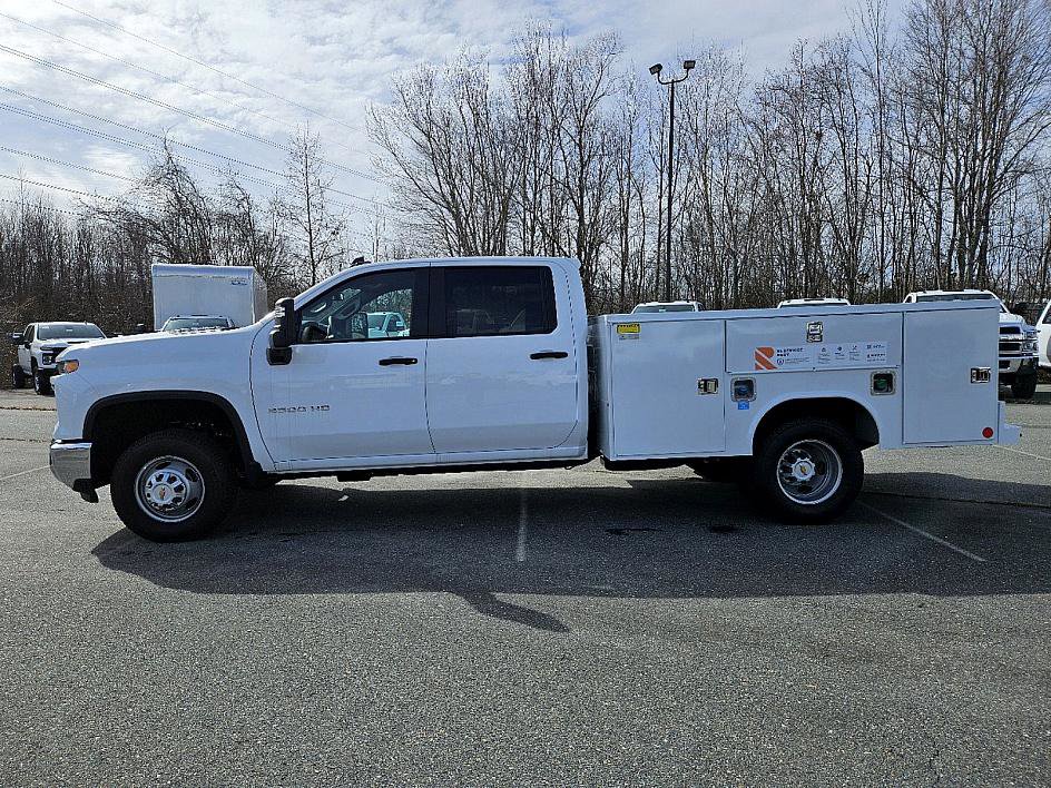 2024 Chevrolet Silverado 3500HD Work Truck photo 2