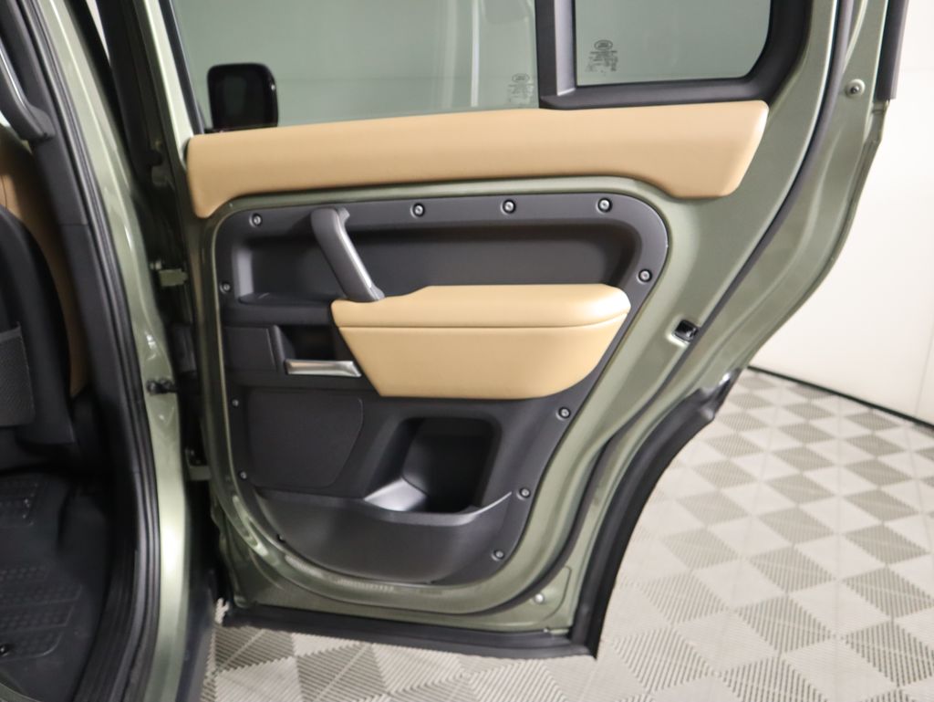 2025 Land Rover Defender 110 S photo 27