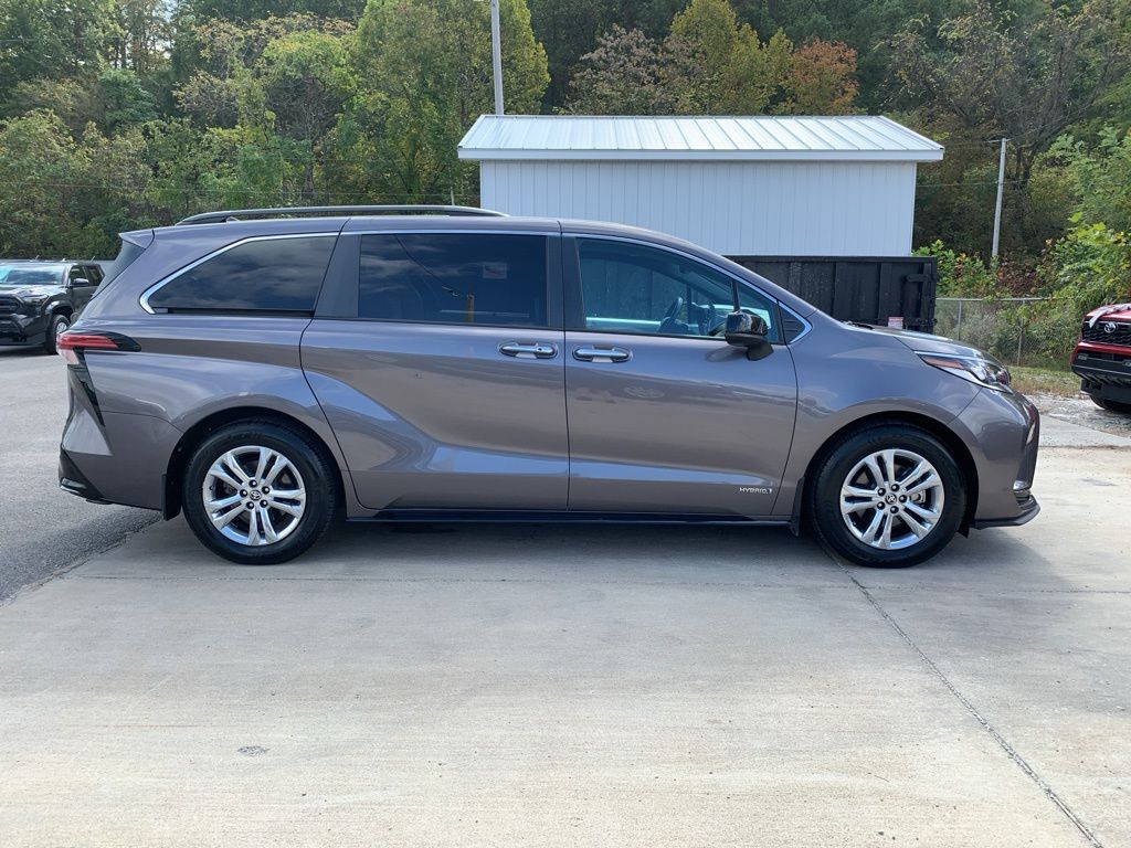 2021 Toyota Sienna XSE photo 2