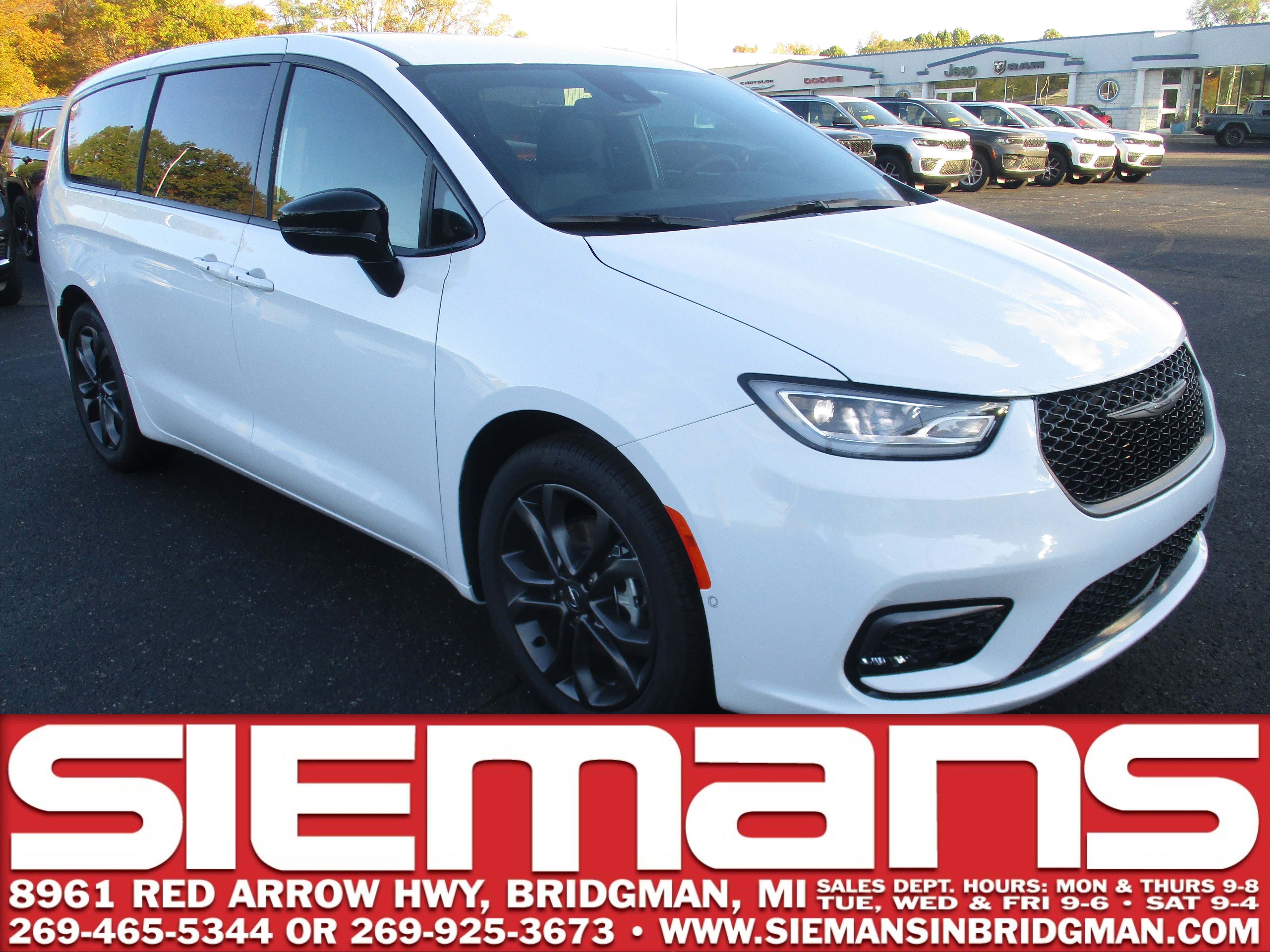 2026 Chrysler Pacifica Select's photo