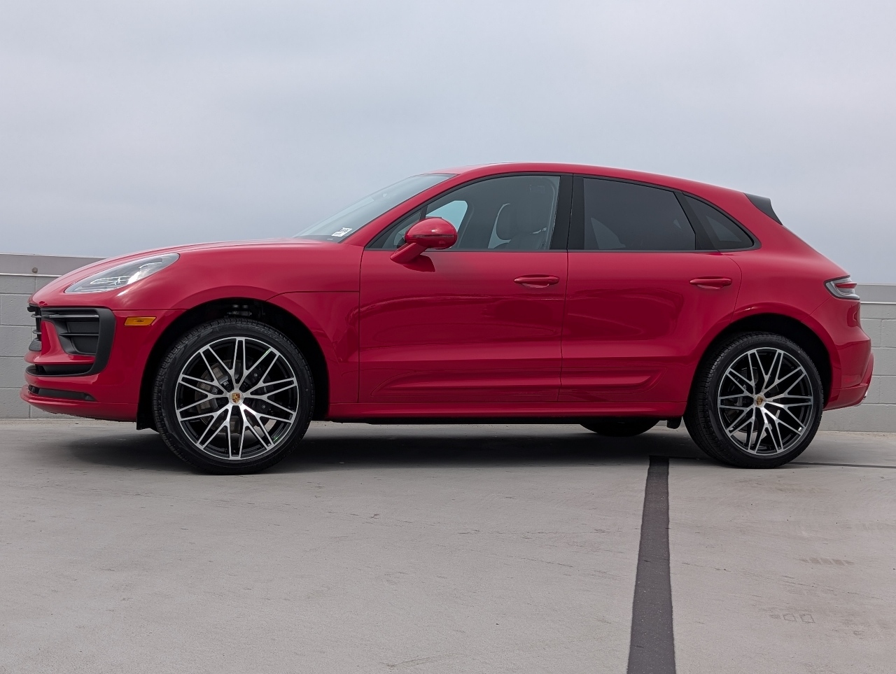 2025 Porsche Macan T photo 2