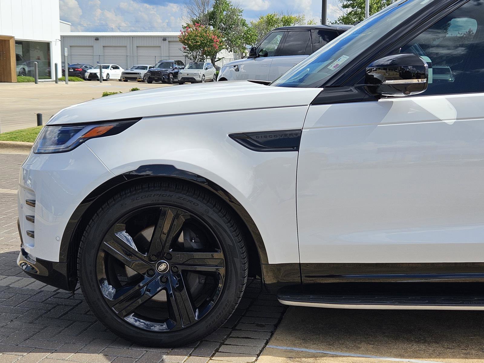 2025 Land Rover Discovery P360 Dynamic SE photo 8