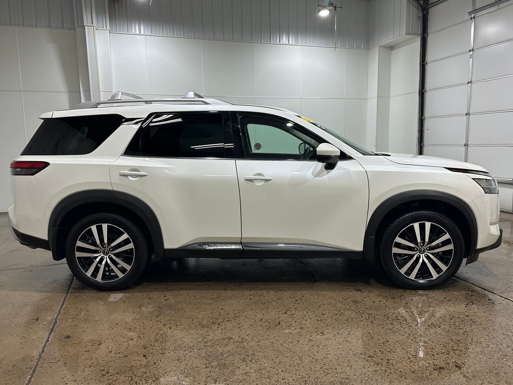 2023 Nissan Pathfinder Platinum photo 2