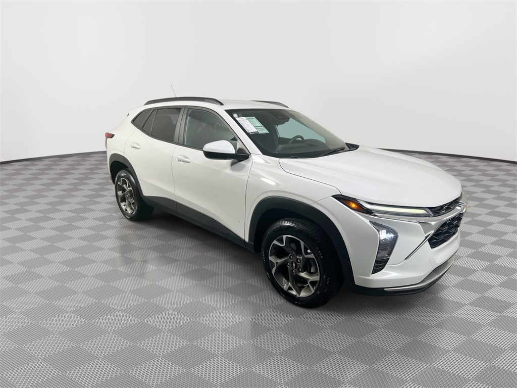 2024 Chevrolet Trax LT photo 2