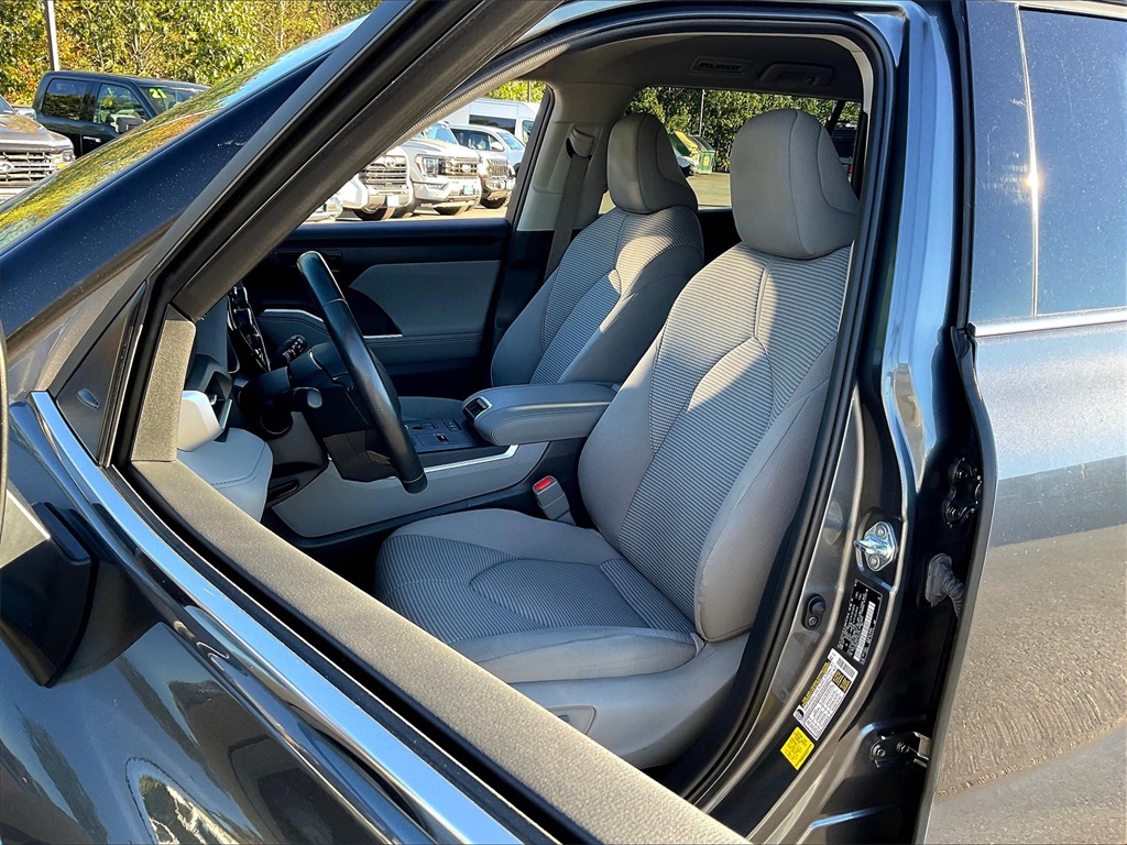 2020 Toyota Highlander Hybrid LE photo 9