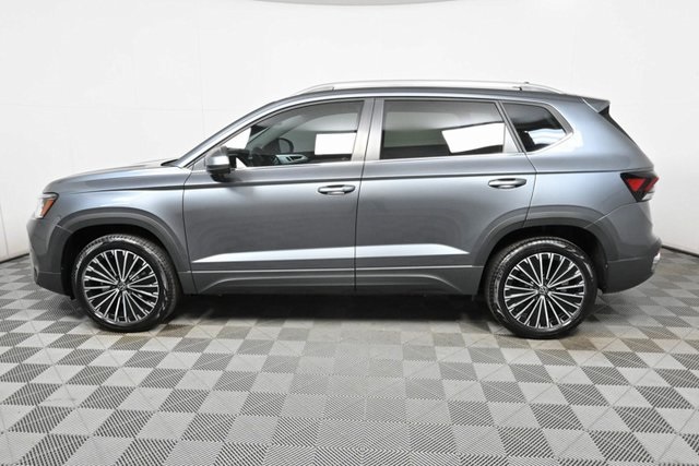 2025 Volkswagen Taos SE photo 3