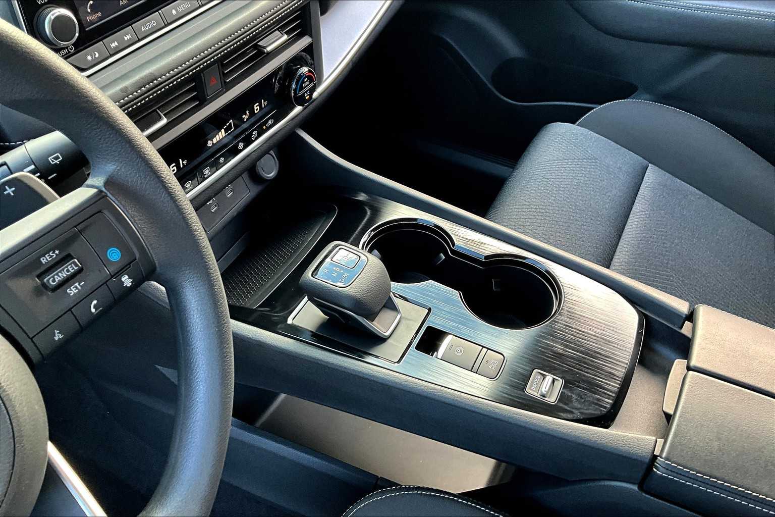 2024 Nissan Rogue SV photo 14
