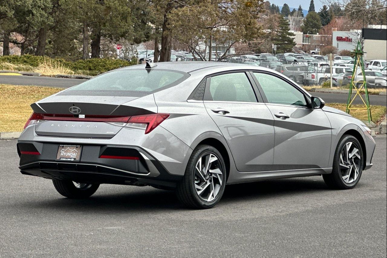 2025 Hyundai Elantra Hybrid Limited photo 4