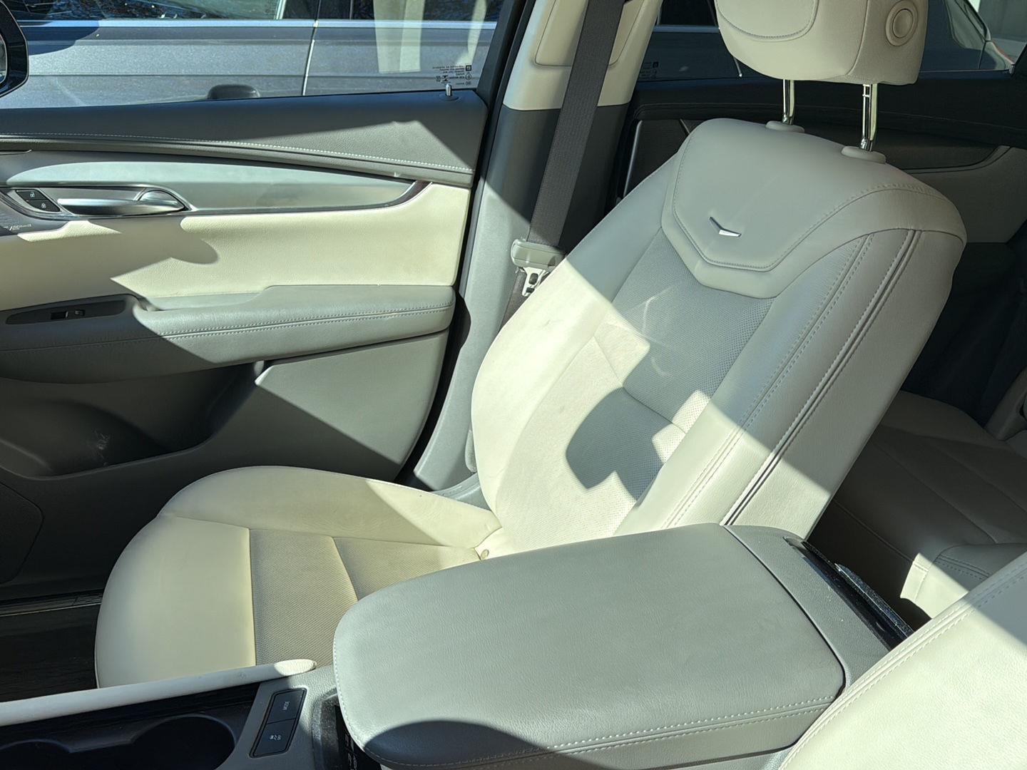 2021 Cadillac XT5 Premium Luxury photo 2