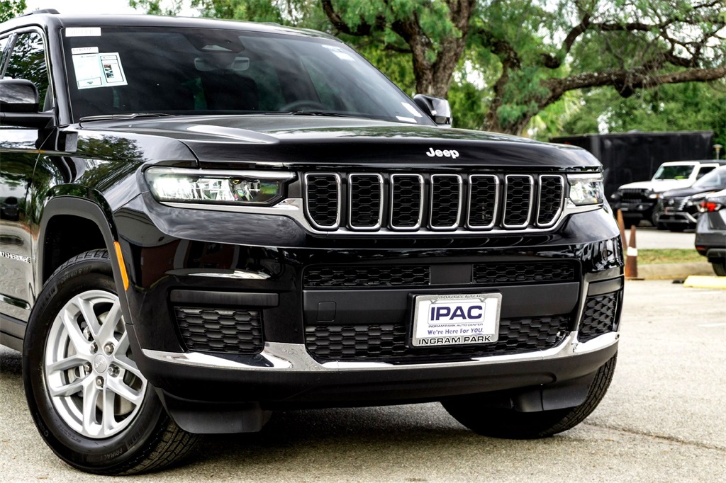 2025 Jeep Grand Cherokee Laredo X photo 3