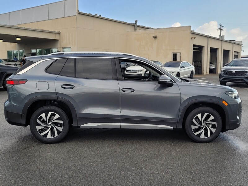 2025 Volkswagen Tiguan S photo 2
