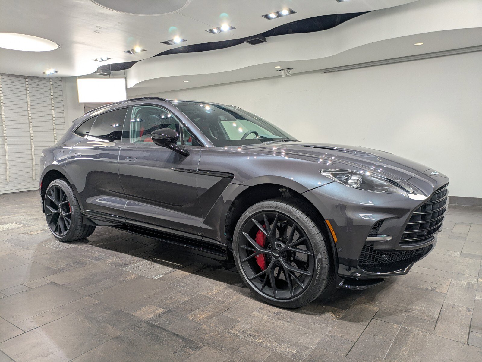 2025 Aston Martin DBX