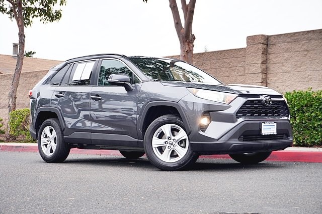 2021 Toyota RAV4 XLE's photo