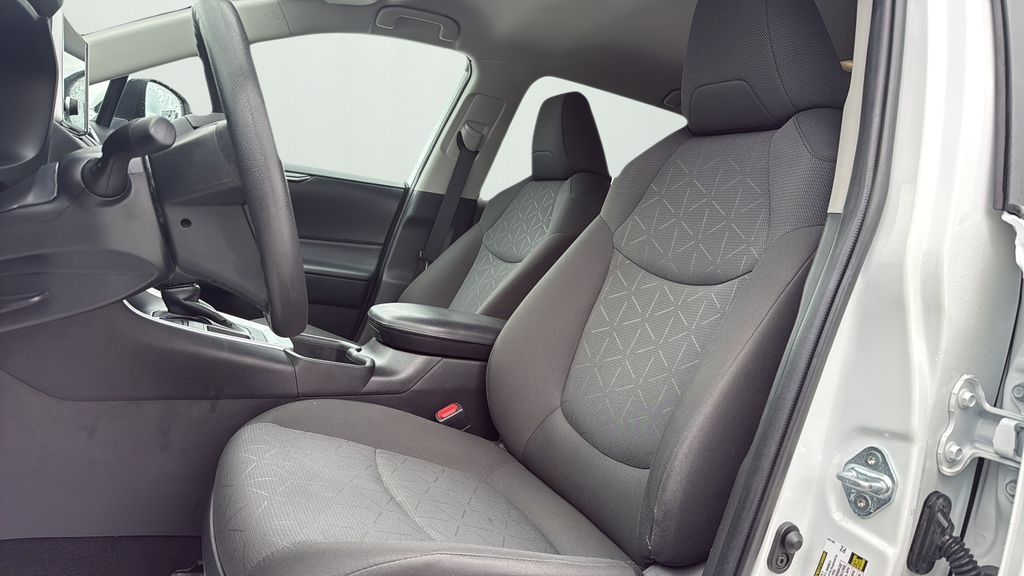2024 Toyota RAV4 XLE photo 9