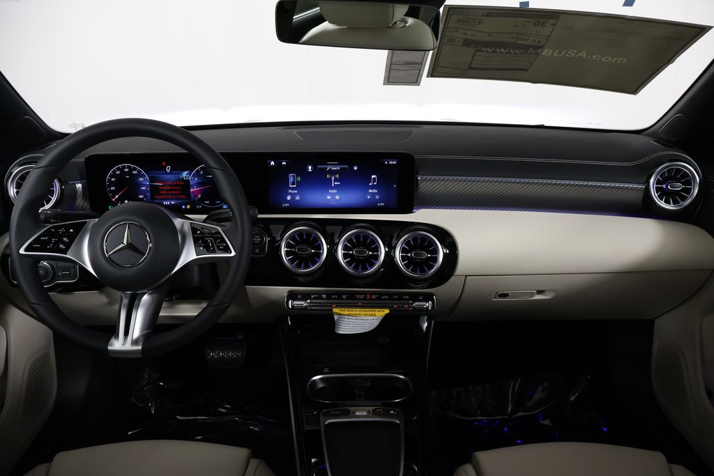2025 Mercedes Benz CLA 250 photo 4