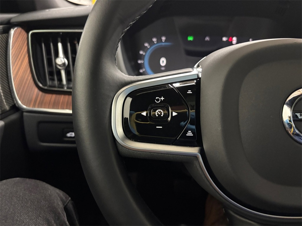 2023 Volvo XC60 B5 Plus photo 24