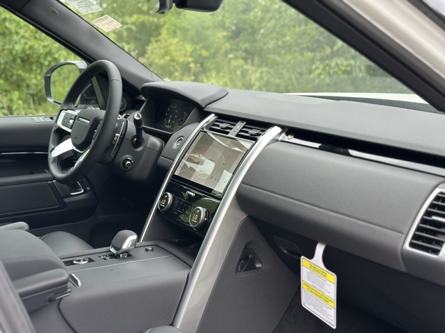 2025 Land Rover Discovery S photo 18