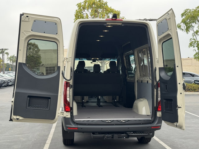 2025 Mercedes Benz Sprinter 2500 photo 4