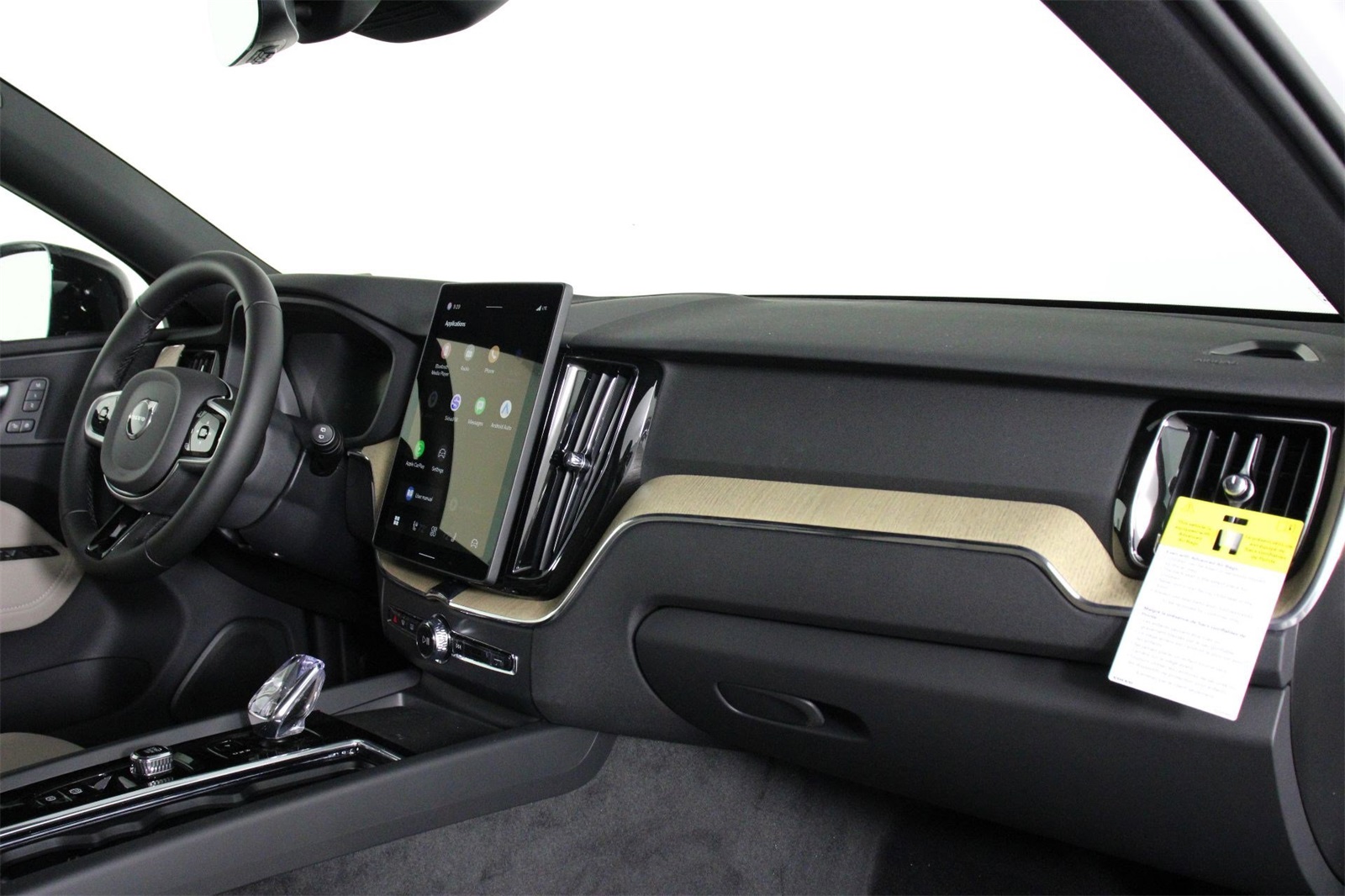 2026 Volvo XC60 Hybrid T8 Plus photo 9