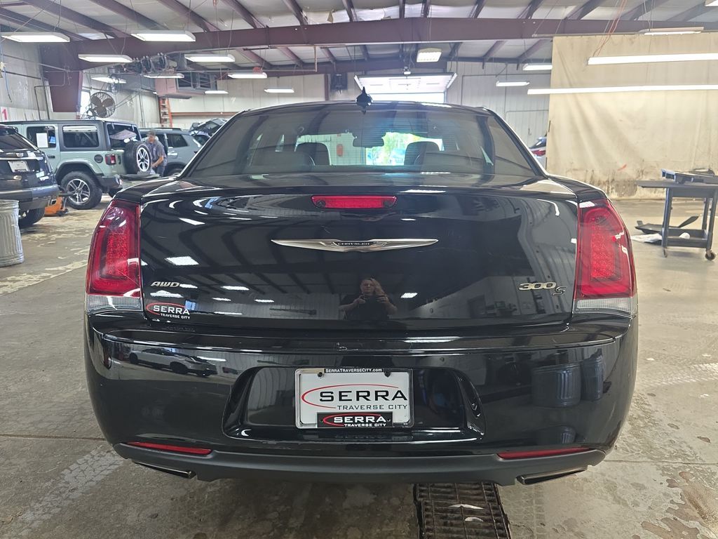 2018 Chrysler 300 S photo 4