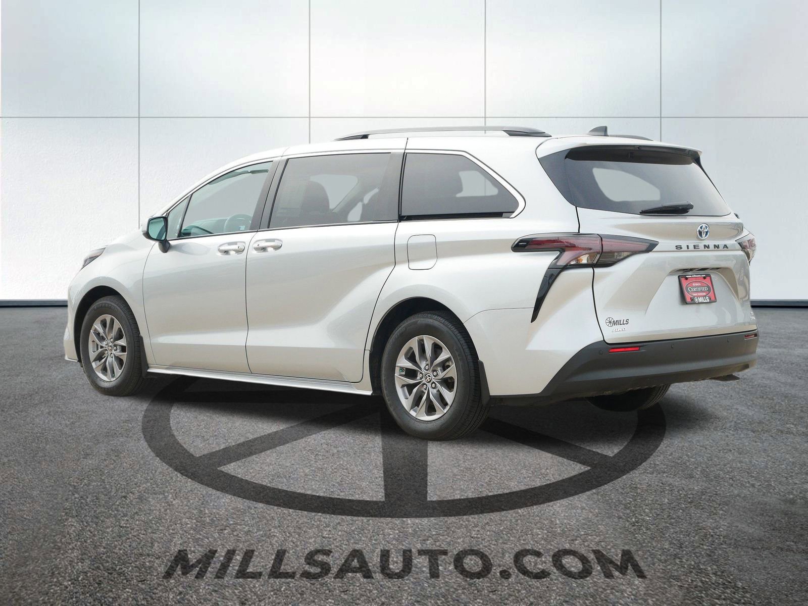 2024 Toyota Sienna XLE photo 3