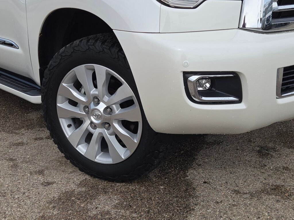 2021 Toyota Sequoia Platinum photo 3