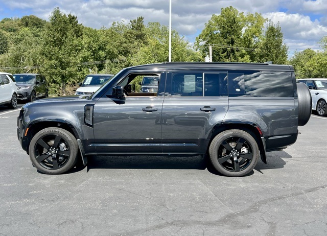 2023 Land Rover Defender 130 X-Dynamic SE photo 3