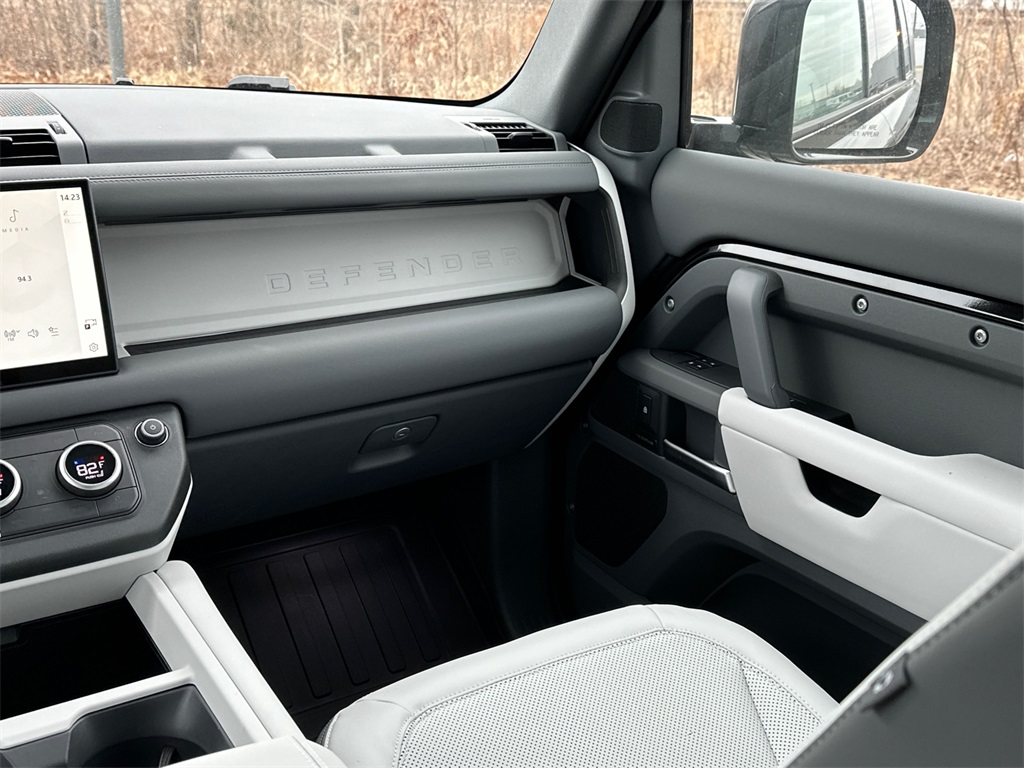 2025 Land Rover Defender 110 S photo 27